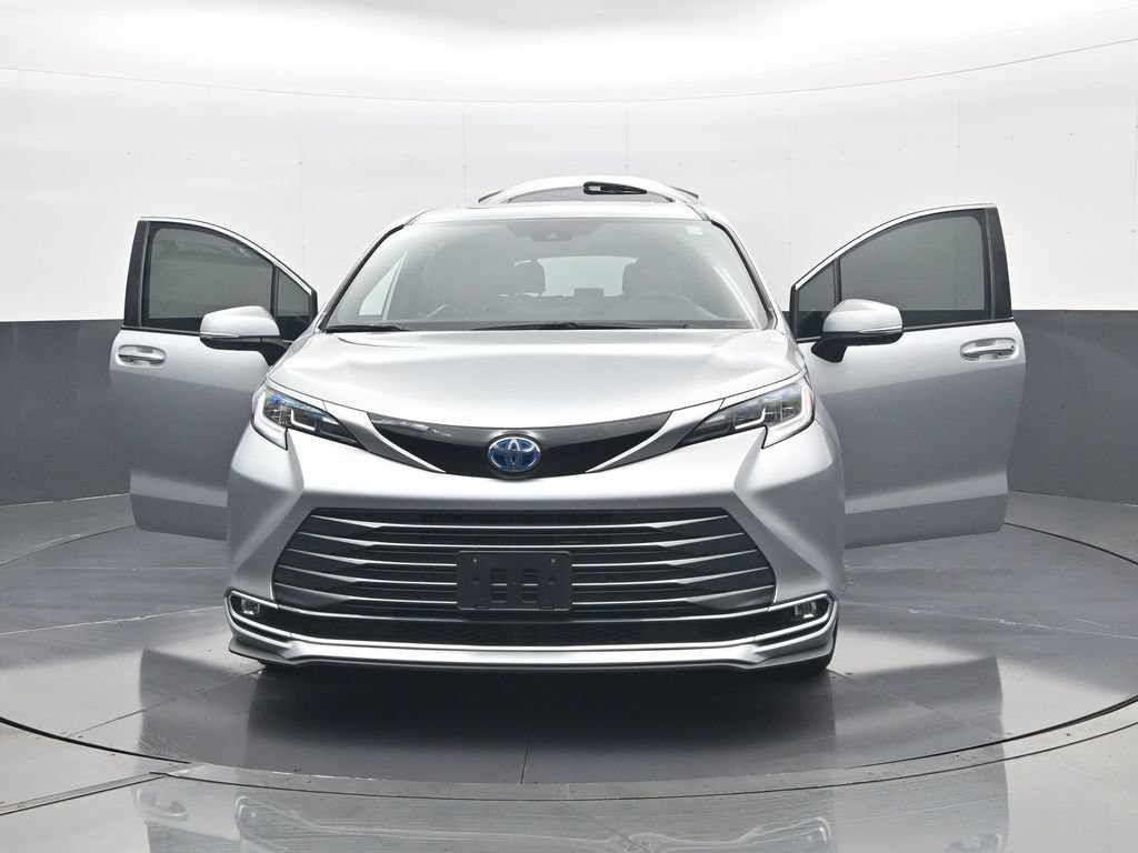 Used 2025 Toyota Sienna Limited AWD/4WD image 33
