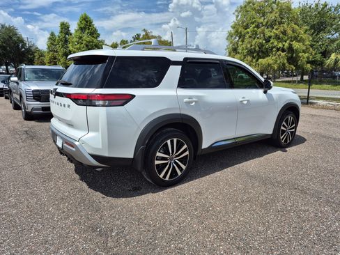 Certified 2025 Nissan Pathfinder Platinum w/ Cargo Package FWD image 8