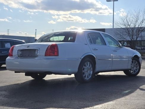 Used 2010 Lincoln Town Car Signature Limited image 8