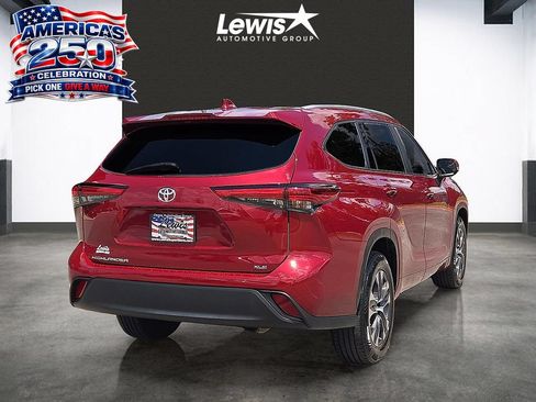 Used 2023 Toyota Highlander XLE FWD image 4