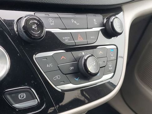 Used 2017 Chrysler Pacifica Touring-L Plus image 28