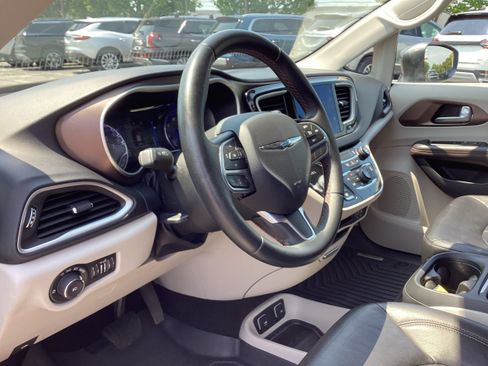 Used 2017 Chrysler Pacifica Touring-L FWD image 11