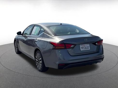 Used 2025 Nissan Altima 2.5 SV FWD image 11