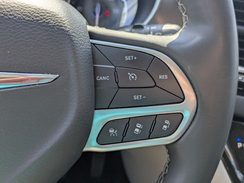 Used 2023 Chrysler Pacifica Touring-L FWD image 13