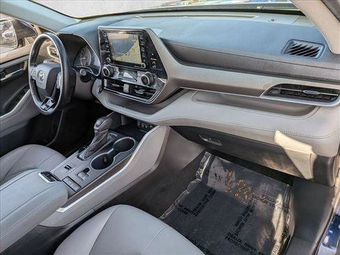 Used 2020 Toyota Highlander XLE FWD image 19