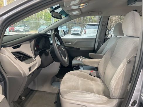 Used 2017 Toyota Sienna LE image 7