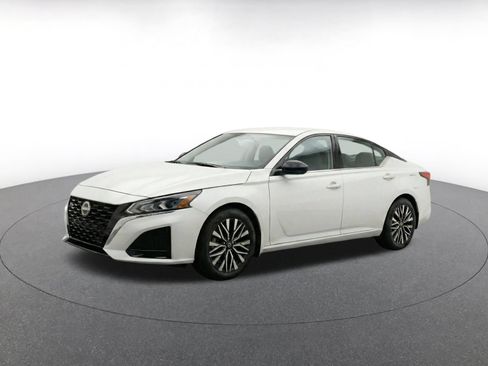 Used 2026 Nissan Altima 2.5 SV FWD image 3