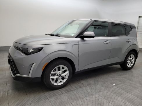 Used 2025 Kia Soul LX image 2