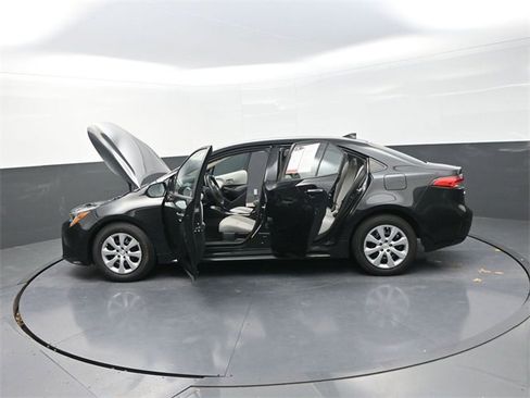 Used 2020 Toyota Corolla LE image 38