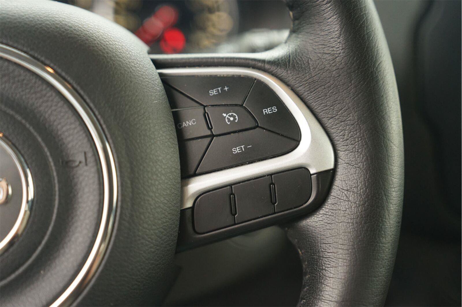 Used 2015 Jeep Renegade Latitude w/ Popular Equipment Group FWD image 23