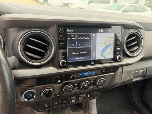 Used 2022 Toyota Tacoma TRD Off-Road w/ TRD Premium Off Road Package AWD/4WD image 16