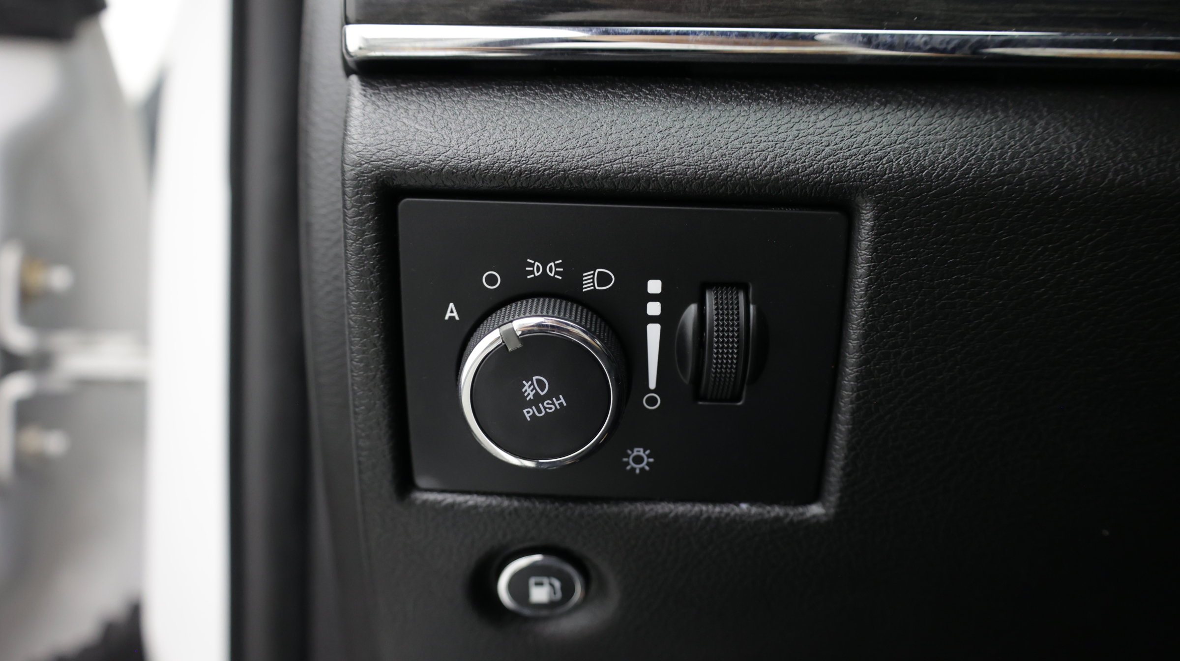 Used 2020 Jeep Grand Cherokee Overland RWD image 25