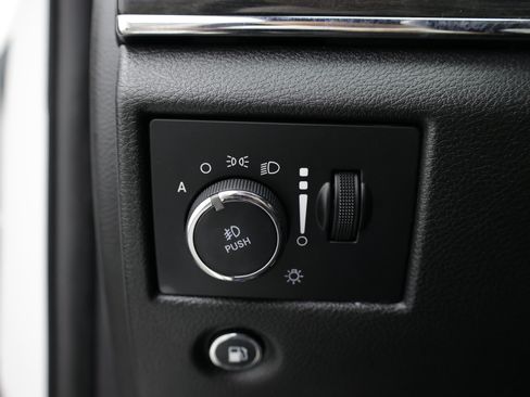 Used 2020 Jeep Grand Cherokee Overland RWD image 25