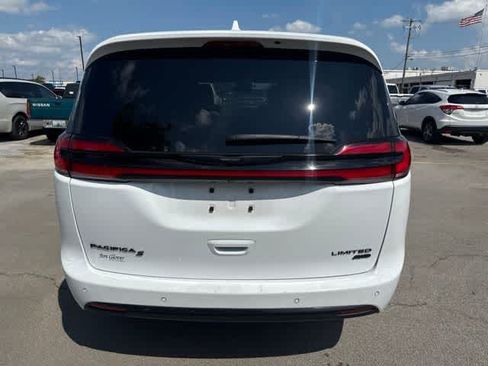 Used 2022 Chrysler Pacifica Limited w/ Uconnect Theater Family Group AWD/4WD image 6