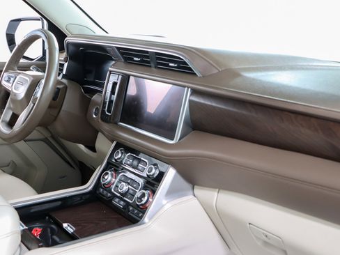 Used 2024 GMC Yukon Denali w/ Advanced Technology Package AWD/4WD image 32