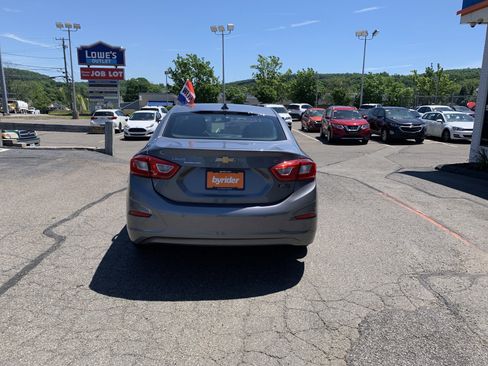 Used 2019 Chevrolet Cruze LT w/ Convenience Package FWD image 5