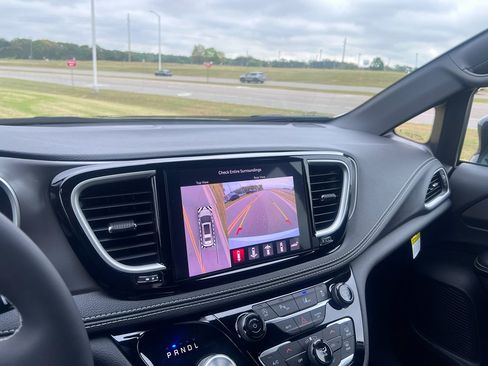 New 2026 Chrysler Pacifica Select image 24