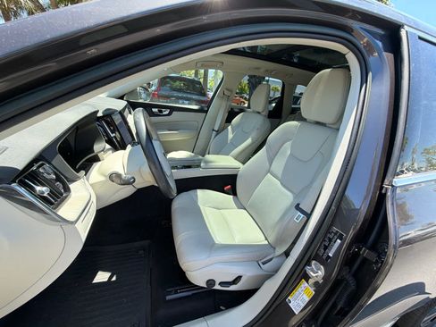 Certified 2023 Volvo XC60 B5 Plus w/ Protection Package Premier FWD image 66