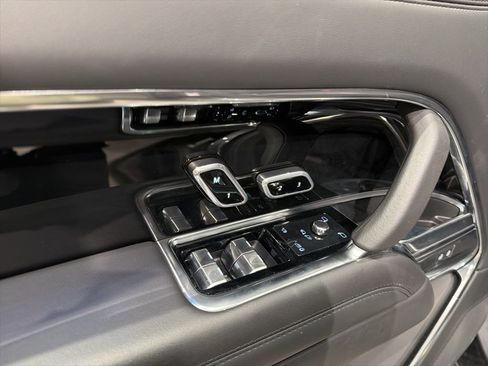 Used 2023 Land Rover Range Rover Long Wheelbase SE image 12