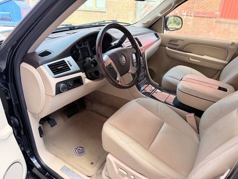 Used 2007 Cadillac Escalade AWD w/ Information Package image 11