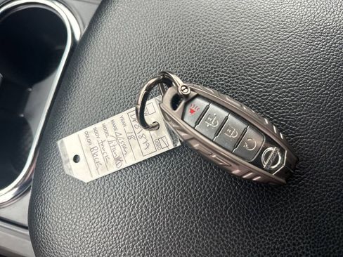 Used 2018 Nissan Titan SL w/ Midnight Edition image 31