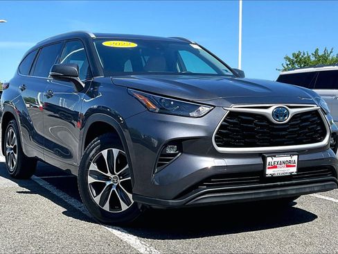 Used 2022 Toyota Highlander XLE image 2