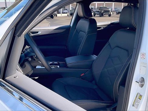 Used 2025 Volkswagen Atlas Cross Sport SE image 8