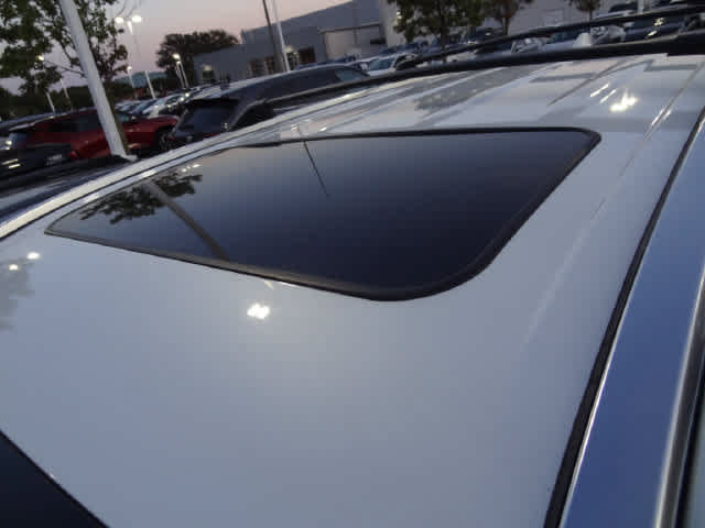 Used 2021 Toyota Highlander XLE AWD/4WD image 16