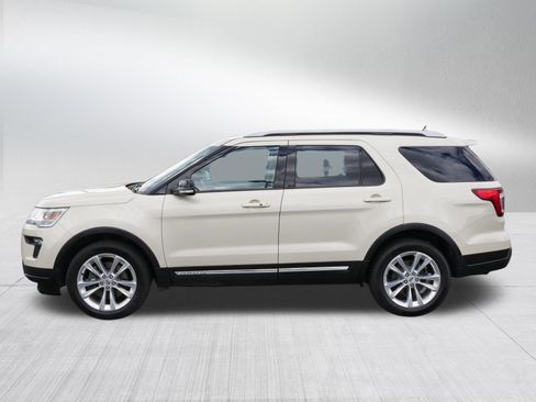 Used 2018 Ford Explorer XLT w/ Equipment Group 202A AWD/4WD image 4