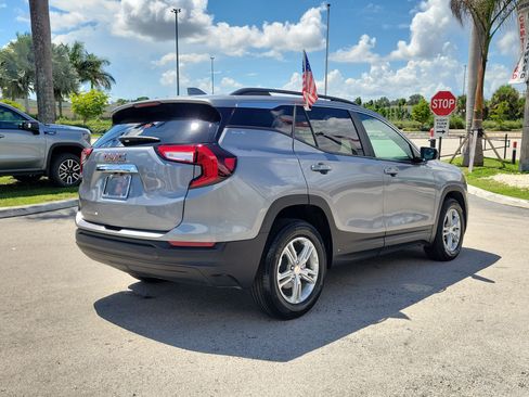 Used 2024 GMC Terrain SLE w/ Driver Convenience Package FWD image 5