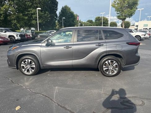 Used 2024 Toyota Highlander XLE FWD image 2