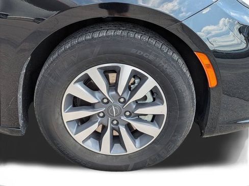 Used 2024 Chrysler Pacifica Limited FWD image 11