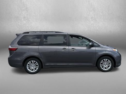 Used 2017 Toyota Sienna XLE FWD image 5