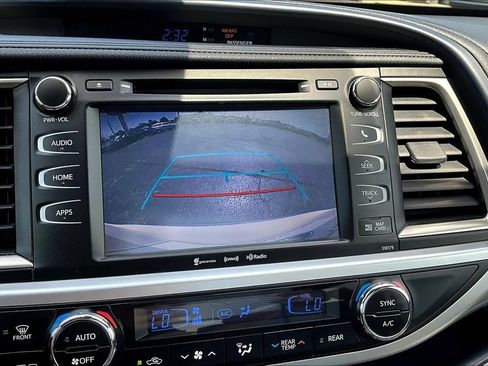 Used 2017 Toyota Highlander XLE w/ Carpet Mat Package AWD/4WD image 16
