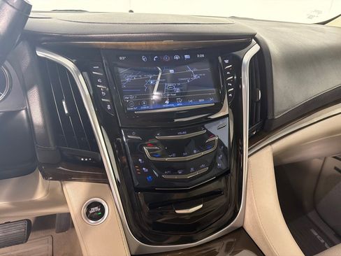 Used 2019 Cadillac Escalade Luxury AWD/4WD image 18