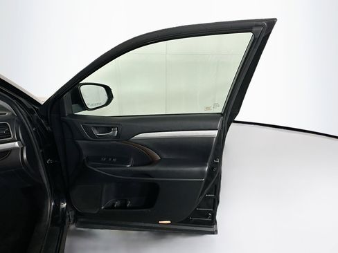 Used 2019 Toyota Highlander XLE image 34