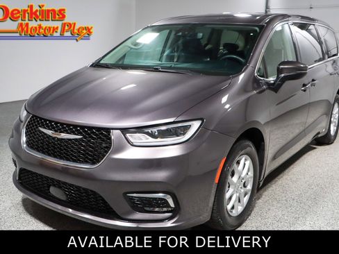 Used 2023 Chrysler Pacifica Touring-L image 1