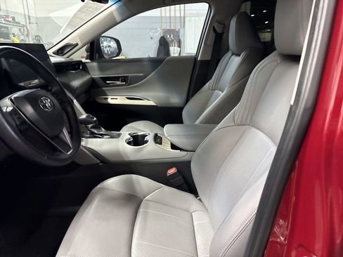 Used 2023 Toyota Venza Limited image 9