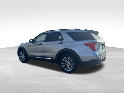 Used 2021 Ford Explorer XLT w/ Equipment Group 202A AWD/4WD image 5