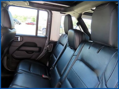 Used 2023 Jeep Wrangler Unlimited Sahara AWD/4WD image 10