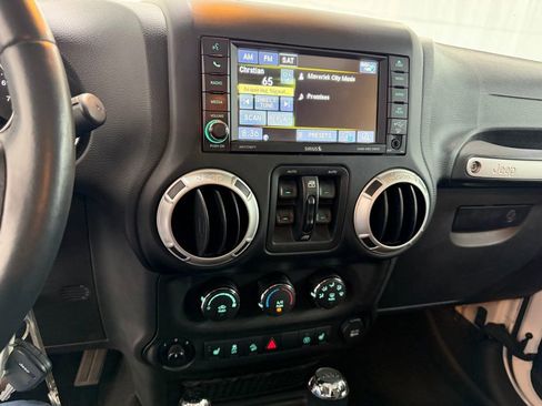 Used 2017 Jeep Wrangler Unlimited Sahara w/ Connectivity Group AWD/4WD image 5