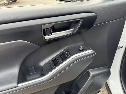 Used 2023 Toyota Highlander XLE FWD image 17