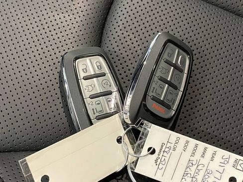 New 2026 Chrysler Pacifica Limited w/ Trailer Tow Group image 30