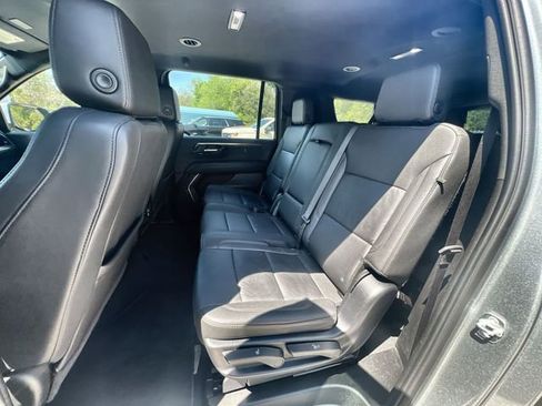 Used 2025 Chevrolet Suburban Z71 image 24