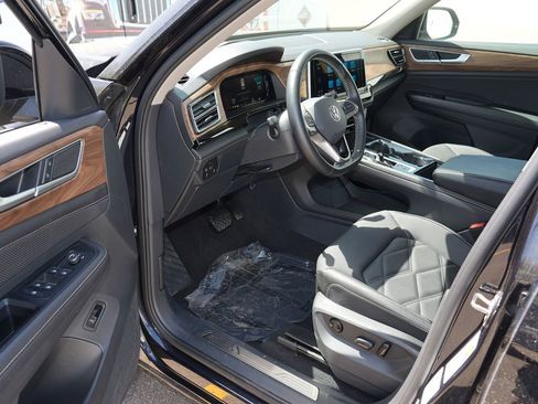 Used 2025 Volkswagen Atlas SE AWD/4WD image 13