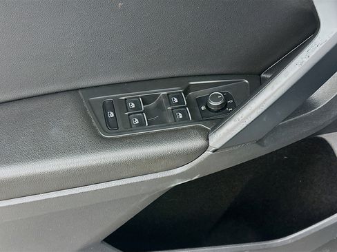 Used 2019 Volkswagen Tiguan SE image 15