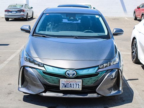 Used 2017 Toyota Prius Prime Premium w/ Preferred Accessory Package FWD image 2
