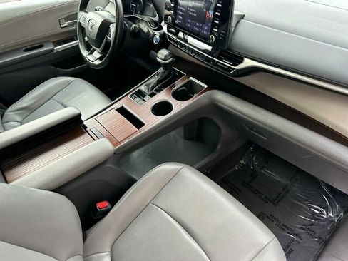 Used 2022 Toyota Sienna XLE image 19