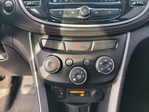 Used 2021 Chevrolet Trax LT w/ LT Convenience Package AWD/4WD image 19