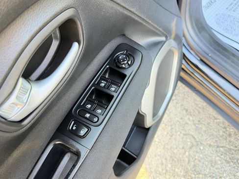 Used 2021 Jeep Renegade Latitude AWD/4WD image 16